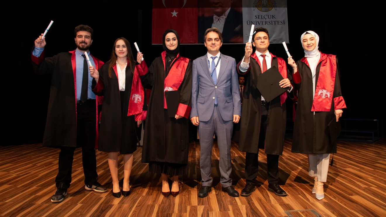 Selçuk Üniversitesinde genç hekimler diplomalarına kavuştu